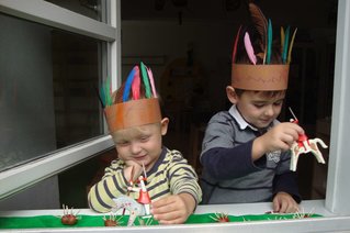 Kinder spielen Indianer